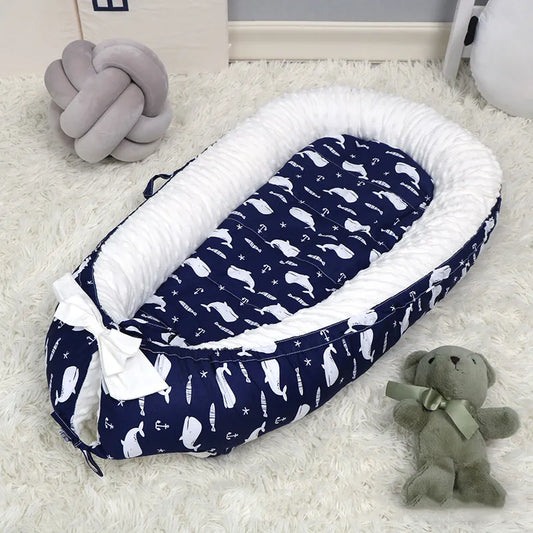 nid bébé réducteur de lit sur un tapis doux
