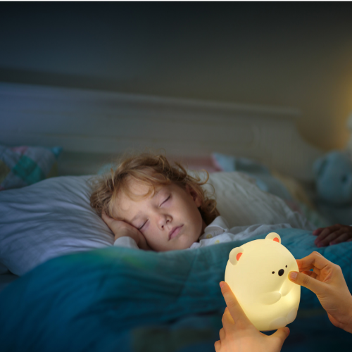 enfant qui dort avec l'ours veilleuse