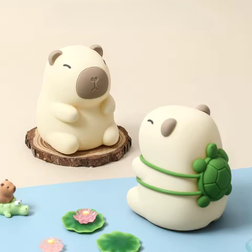 veilleuse capybara portant son sac en forme de tortue