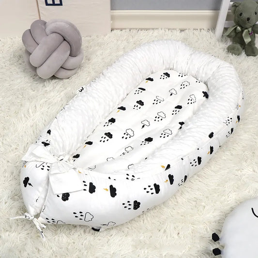 RÉDUCTEUR DE LIT ÉVOLUTIF posé sur un tapis blanc