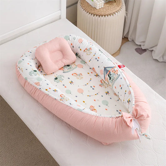 Réducteur de lit rose posé sur un matelas