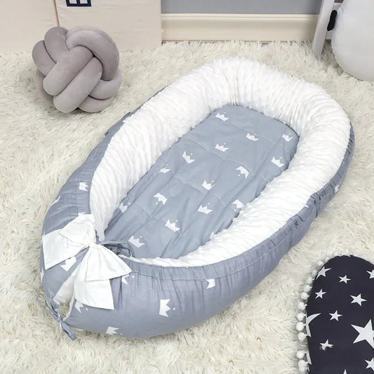 Réducteurs de lit bébé gris avec des couronnes