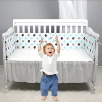 tour de lit bébé complet avec un enfant devant