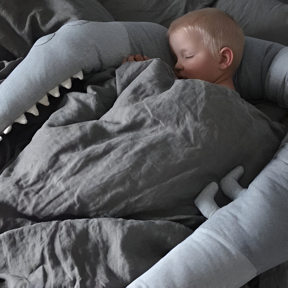 tour de lit bebe farcon avec un petit garçon qui dort dessus