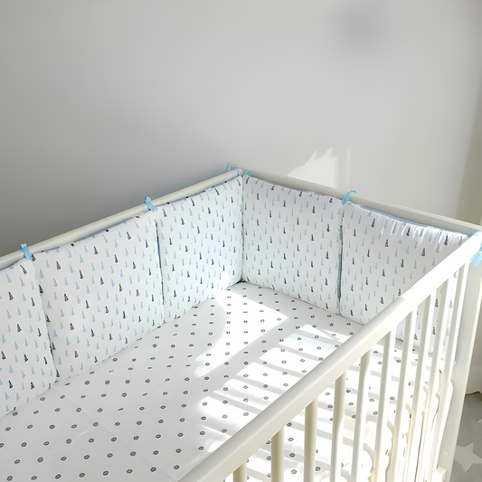 Tour de lit bébé avec des sapins bleus