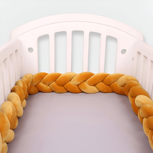tresse de lit orange dans un lit pour bébé