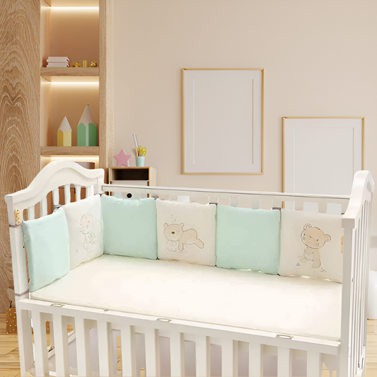 tour de lit coussin dans une chambre de bébé