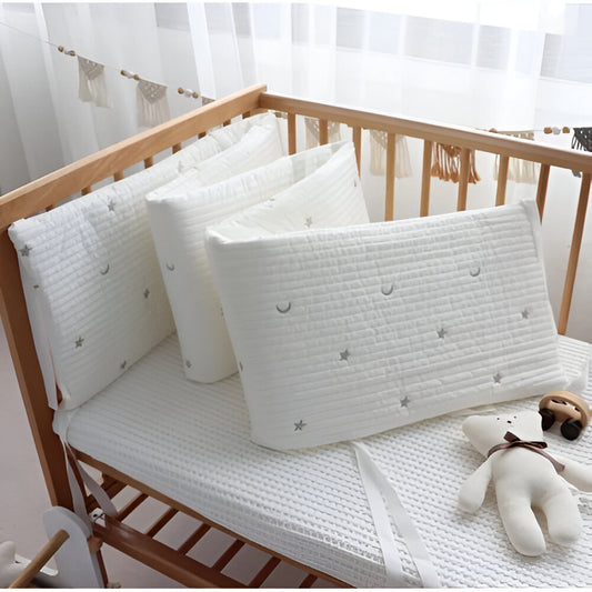 tour de lit fille avec des étoiles et des lunes