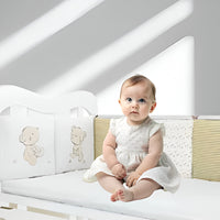 petite fille dans un lit avec son tour de lit pare chocs