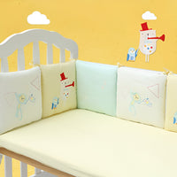 tour de lit pour bebe garcon jaune dans un lit