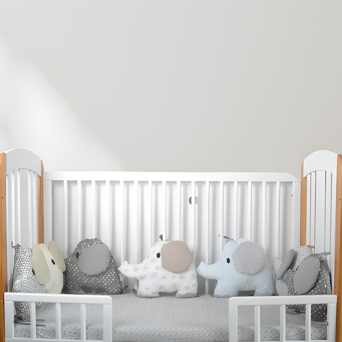 tour de lit respirant en forme d'éléphants dans un lit pour bébé ouvert