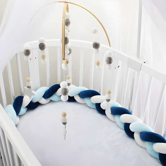 tour de lit tresse dans un lit à barreaux rond