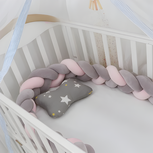 tour de lit tressé dans un lit pour bébé blanc