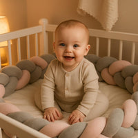 bébé dans son lit avec son tour de lit tressé