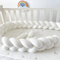 tresse de lit bebe blanche dans un berceau