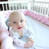 bébé sur le ventre avec la tresse de lit bébé