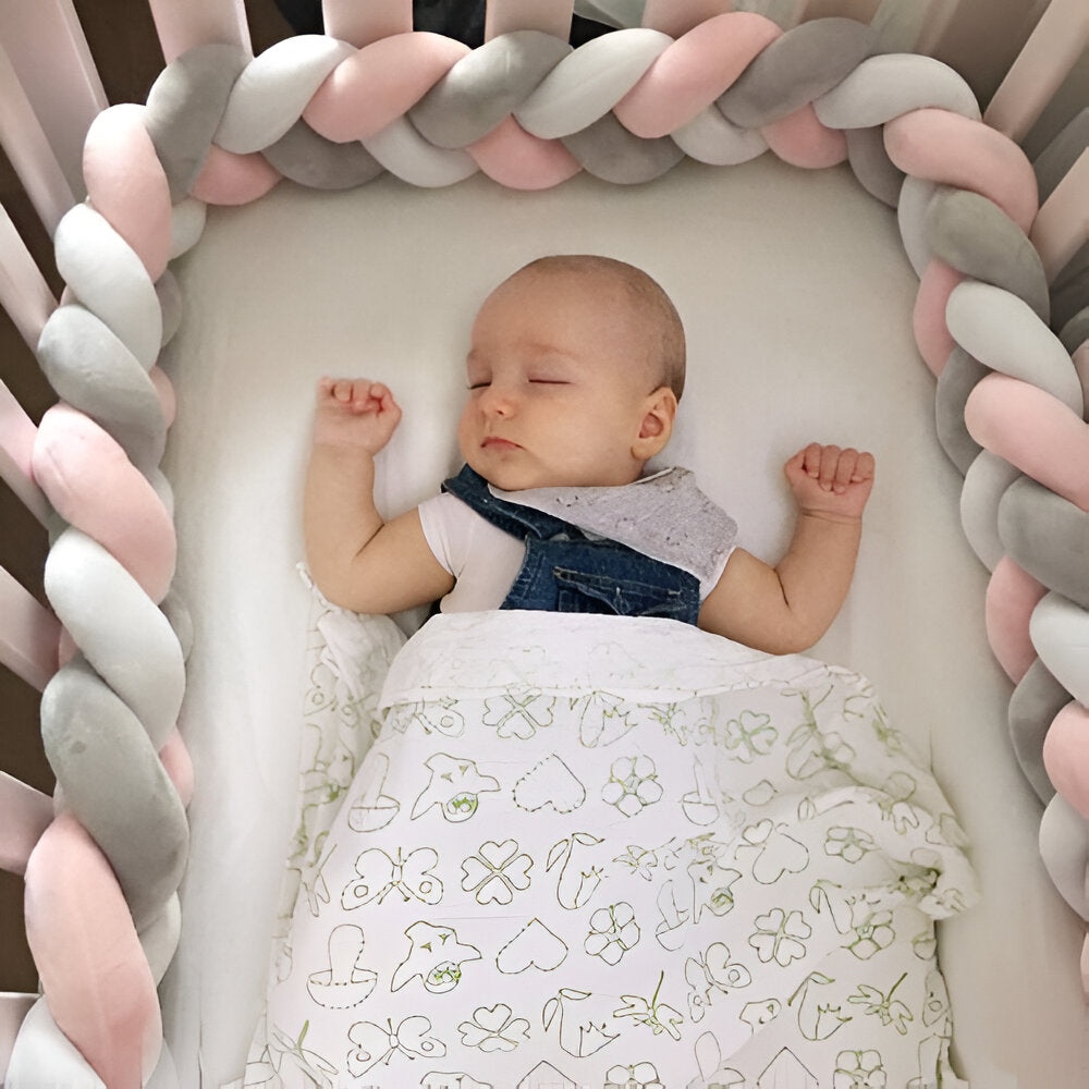 bébé endormie avec sa tresse de lit