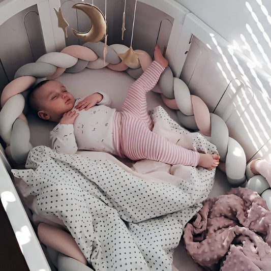 petite fille endormie dans son lit avec sa tresse de lit cabane