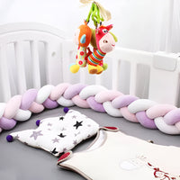 tresse de lit rose avec un hochet