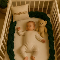 bébé qui dort avec sa tresse de lit vert