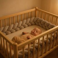 tresses de lit dans un lit à barreaux avec bébé qui dort