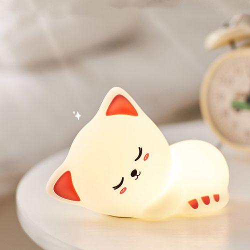 veilleuse bébé chat posé sur une table de nuit