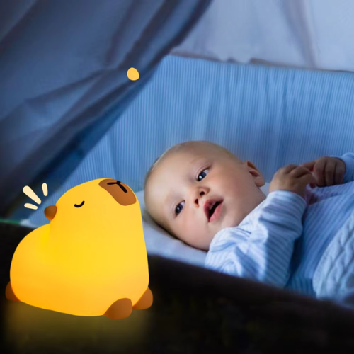 veilleuse capybara avec un bébé éveillé dans son lit