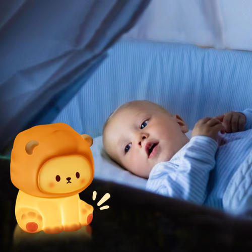 veilleuse lion posée devant le lit d'un bébé