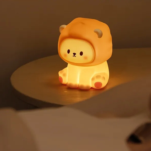 veilleuse lion sur une table de nuit