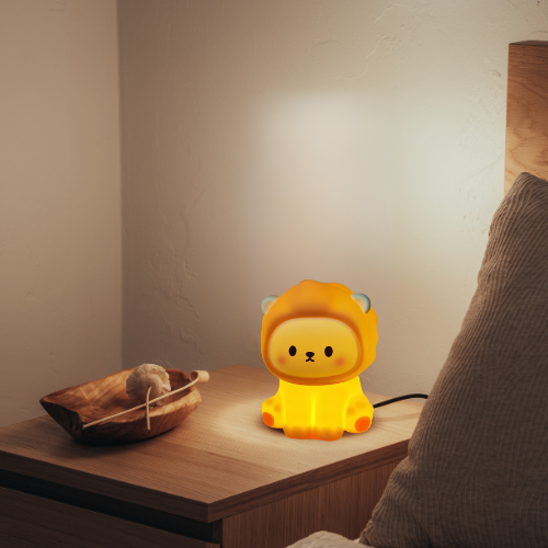veilleuse lion sur une table de chevet
