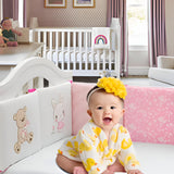 bébé dans un lit à barreaux avec le tour de lit bebe fille blanc et rose