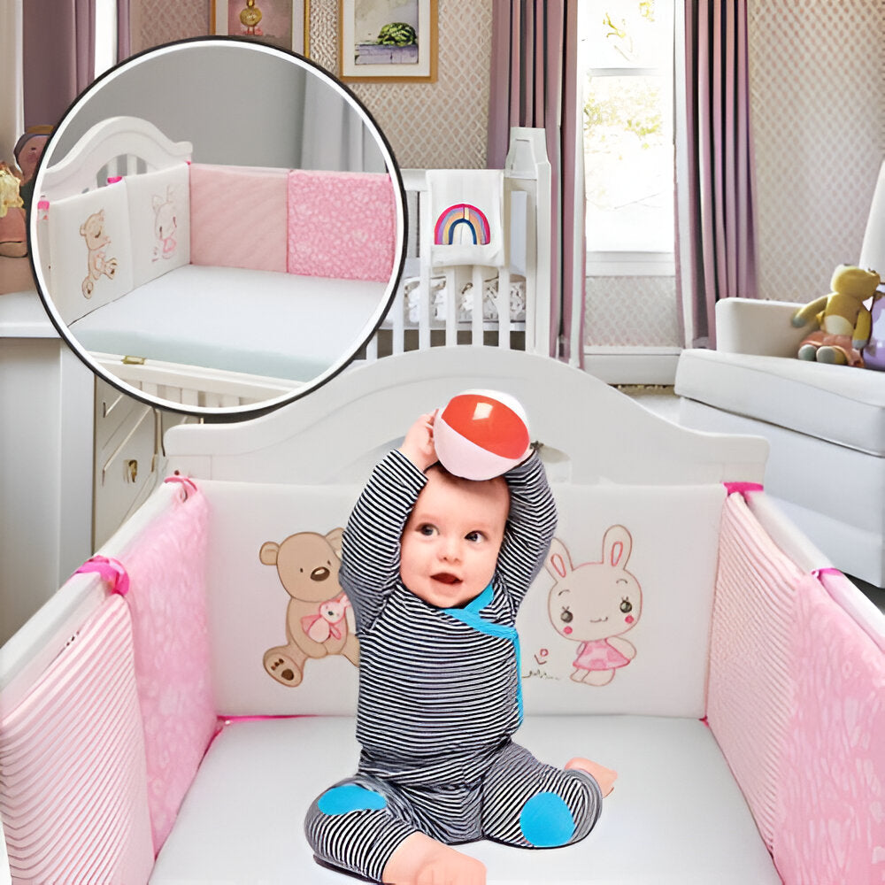 tour de lit bebe fille rose et blanc dans un berceau