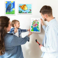 parent qui accroche un cadre dessin enfant sur le mur