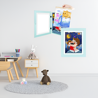cadre dessin enfant bleu dans une chambre d'enfant sur le mur