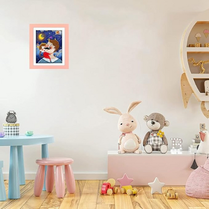 cadre dessin enfant interchangeable rose dans une chambre de petite fille