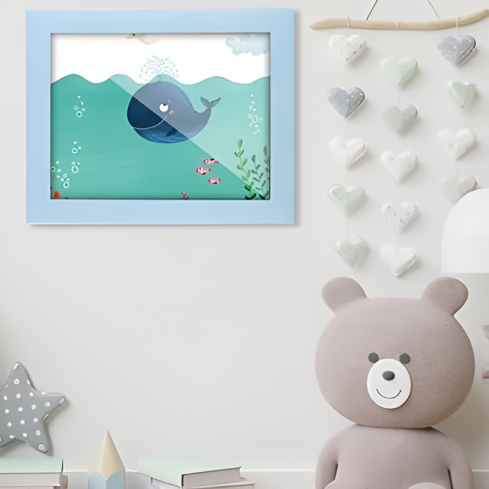 cadre pour dessin enfant avec un dessin sur le mur d'une chambre de bébé