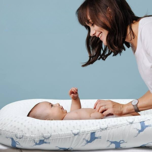 réducteur de lit bebe avec un bébé et sa maman