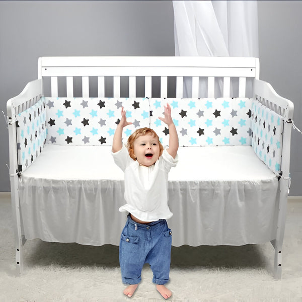 tour de lit bébé complet avec un enfant devant