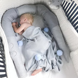 tour de lit bebe garcon avec un petit garcon qui dort dans son berceau