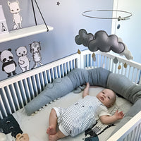 bébé allongé dans son lit à barreaux avec le tour de lit bebe garcon