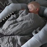 tour de lit bebe farcon avec un petit garçon qui dort dessus