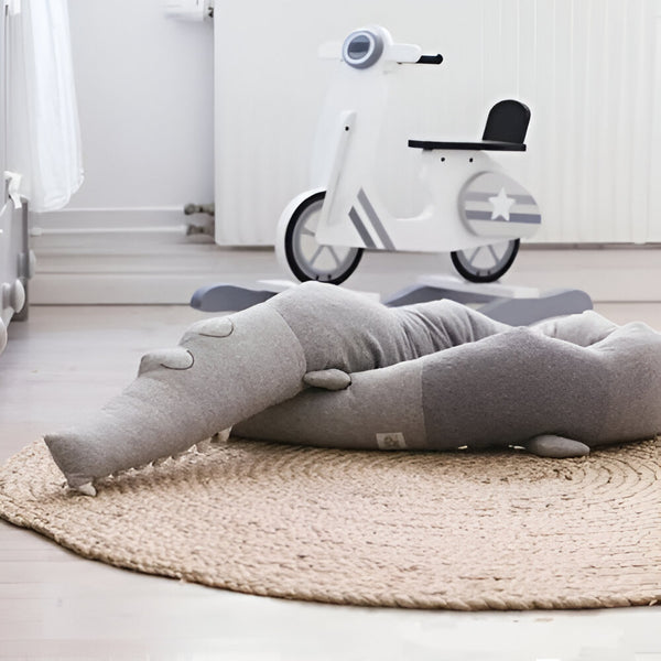 tour de lit bebe garcon enroulé sur un tapis
