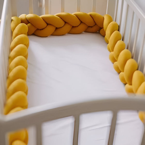 tour de lit bebe tresse orange de 4m dans un lit à barreaux pour enfant