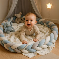 tour de lit bébé tressé avec un bébé qui joue dans un cercle délimité par la tresse