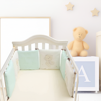 tour de lit coussin dans un lit à barreaux pour bébé