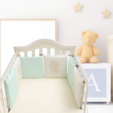tour de lit coussin dans un lit à barreaux pour bébé