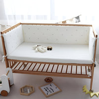 tour de lit fille dans une chambre de bébé