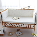 tour de lit fille dans une chambre de bébé