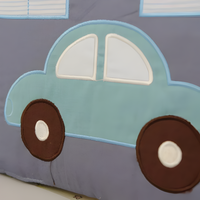 petite voiture bleu sur le tour de lit pour bebe
