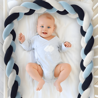 tour de lit tresse avec un bébé dans son berceau